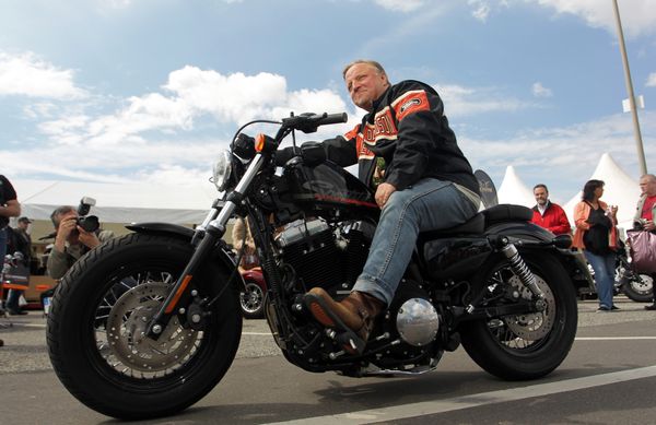 HarleyHH2011   295.jpg - Hamburger Harley Days 2011, Harley Davidson,  Schauspieler Axel Prahl, VIP, Leute,  *** Local Caption *** copyright:Henning AngererGneisenaustrasse 1820253 HamburgTel 0175 244 32 72henning.angerer@hanse.netBankverbindung:Santander, BLZ 200 101 11, Konto-Nr. 22 63 63 63 00